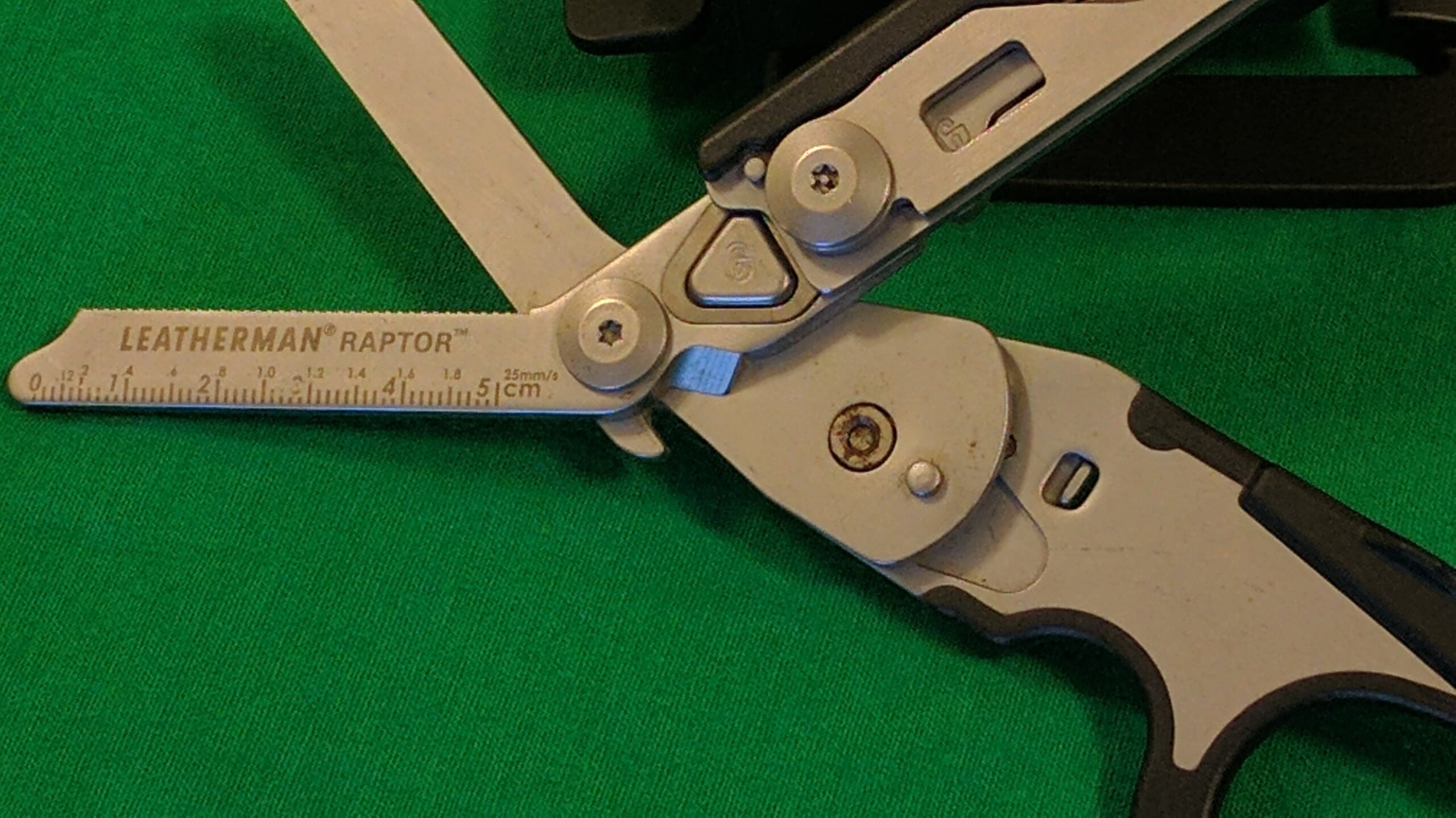 Leatherman Raptor 5cm ruler detail